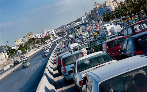 Embouteillage automobiles sur voie rapide au coeur de Tunis