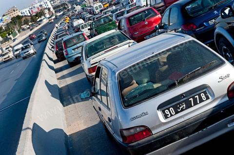 Embouteillage automobiles sur voie rapide au coeur de Tunis