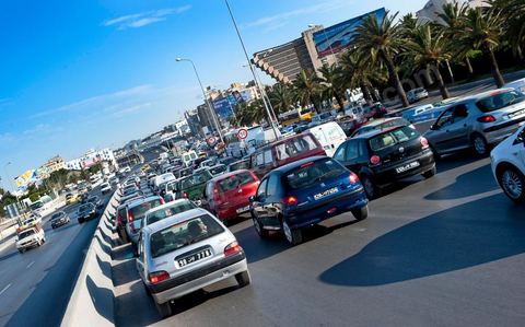 Embouteillage automobiles sur voie rapide au coeur de Tunis