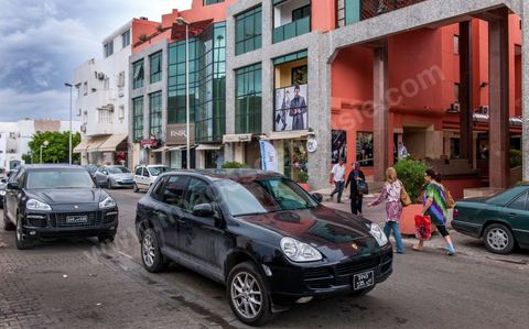 Ambiance dans les rues commerçante aux Berges du Lac de Tunis, quartier d'affaires, résidentiels et de commerces huppé de la capitale 