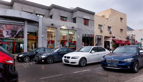 Ambiance dans les rues commerçante aux Berges du Lac de Tunis, quartier d'affaires, résidentiels et de commerces huppé de la capitale 