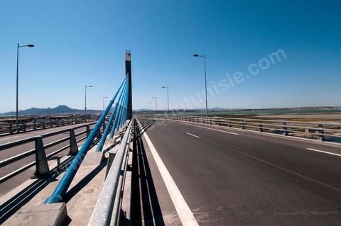 Le nouveau pont de Radès au dessus du canal de Tunis reliant Radès à la Goulette.
