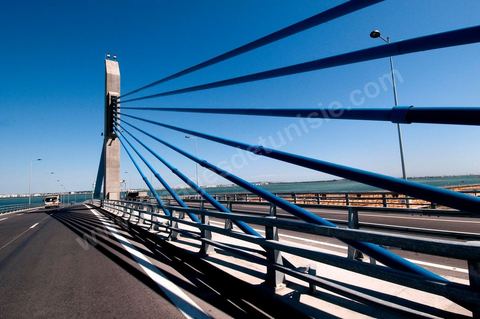 Le nouveau pont de Radès au dessus du canal de Tunis reliant Radès à la Goulette.