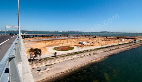 Le nouveau pont de Radès au dessus du canal de Tunis reliant Radès à la Goulette.