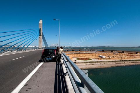 Le nouveau pont de Radès au dessus du canal de Tunis reliant Radès à la Goulette.