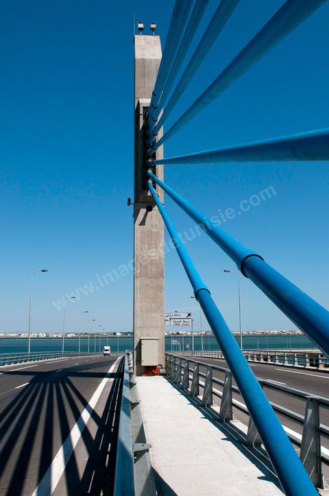 Le nouveau pont de Radès au dessus du canal de Tunis reliant Radès à la Goulette.