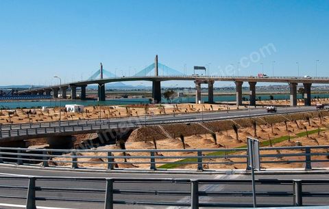 Le nouveau pont de Radès au dessus du canal de Tunis reliant Radès à la Goulette.