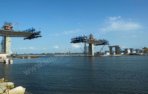En cours de construction, le nouveau pont de Radès au dessus du canal de Tunis reliant Radès à la Goulette.
