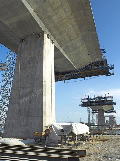 En cours de construction, le nouveau pont de Radès au dessus du canal de Tunis reliant Radès à la Goulette.