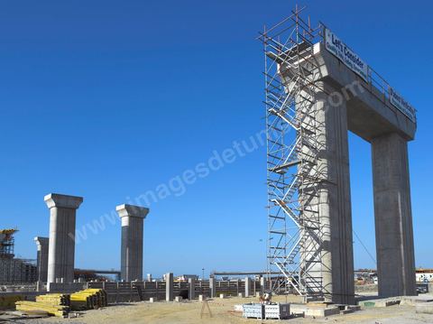 En cours de construction, le nouveau pont de Radès au dessus du canal de Tunis reliant Radès à la Goulette.