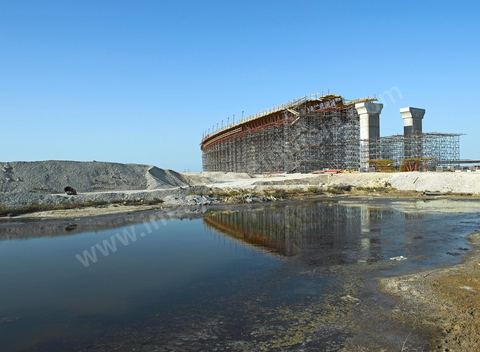 En cours de construction, le nouveau pont de Radès au dessus du canal de Tunis reliant Radès à la Goulette.