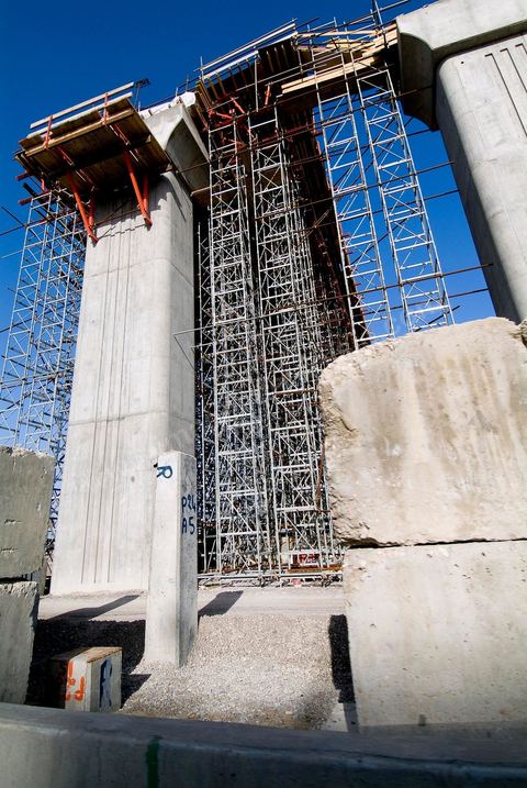 En cours de construction, le nouveau pont de Radès au dessus du canal de Tunis reliant Radès à la Goulette.