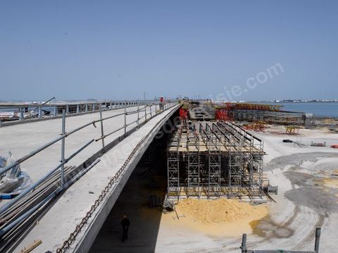 En cours de construction, le nouveau pont de Radès au dessus du canal de Tunis reliant Radès à la Goulette.