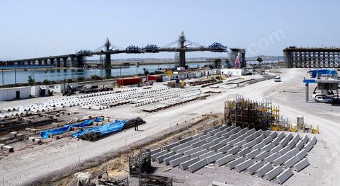 En cours de construction, le nouveau pont de Radès au dessus du canal de Tunis reliant Radès à la Goulette.