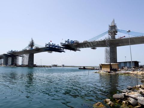 En cours de construction, le nouveau pont de Radès au dessus du canal de Tunis reliant Radès à la Goulette.