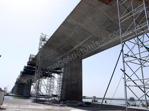En cours de construction, le nouveau pont de Radès au dessus du canal de Tunis reliant Radès à la Goulette.