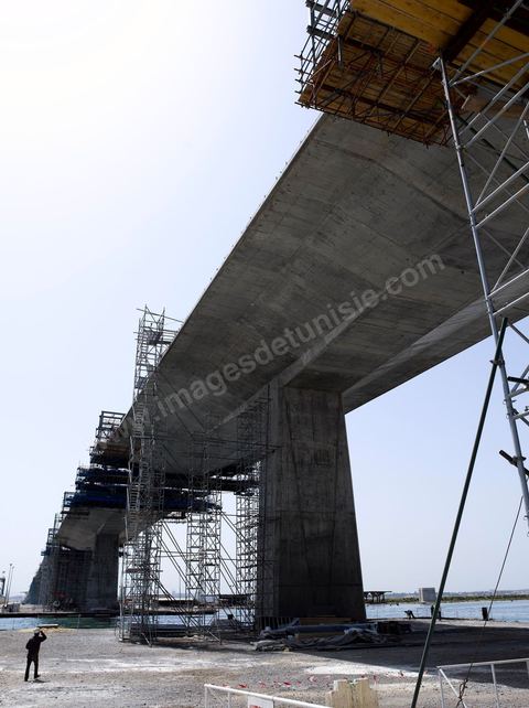 En cours de construction, le nouveau pont de Radès au dessus du canal de Tunis reliant Radès à la Goulette.