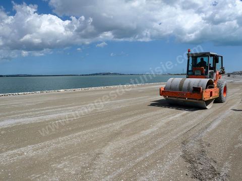 En cours de construction, le nouveau pont de Radès au dessus du canal de Tunis reliant Radès à la Goulette.