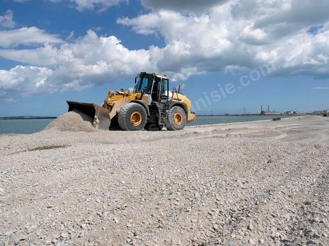 En cours de construction, le nouveau pont de Radès au dessus du canal de Tunis reliant Radès à la Goulette.