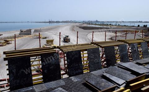 En cours de construction, le nouveau pont de Radès au dessus du canal de Tunis reliant Radès à la Goulette.