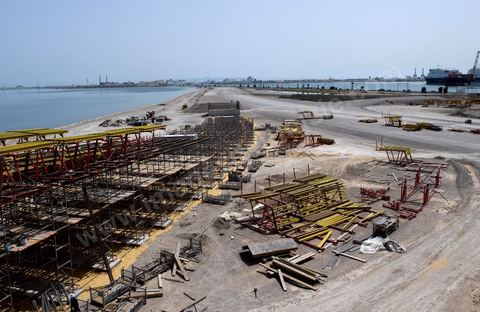 En cours de construction, le nouveau pont de Radès au dessus du canal de Tunis reliant Radès à la Goulette.