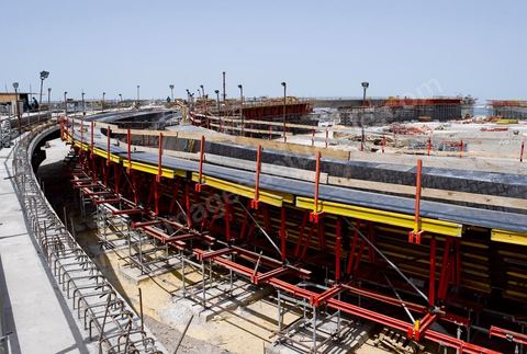 En cours de construction, le nouveau pont de Radès au dessus du canal de Tunis reliant Radès à la Goulette.