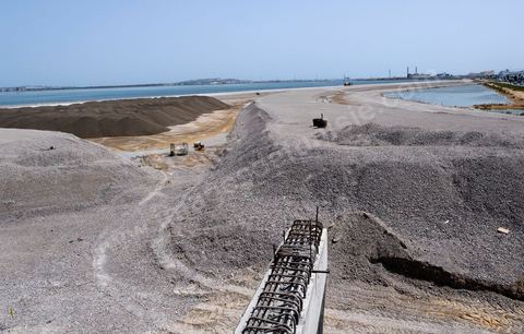 En cours de construction, le nouveau pont de Radès au dessus du canal de Tunis reliant Radès à la Goulette.