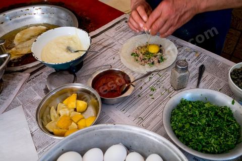 Préparation de la la brik traditionnelle de à Houmt Souk