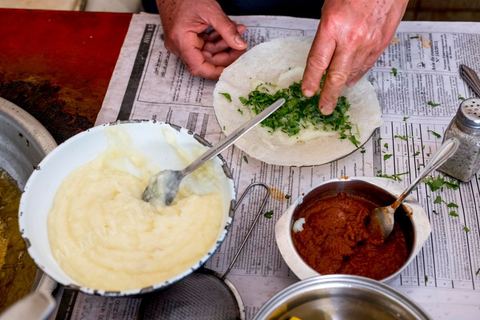 Préparation de la la brik traditionnelle de à Houmt Souk