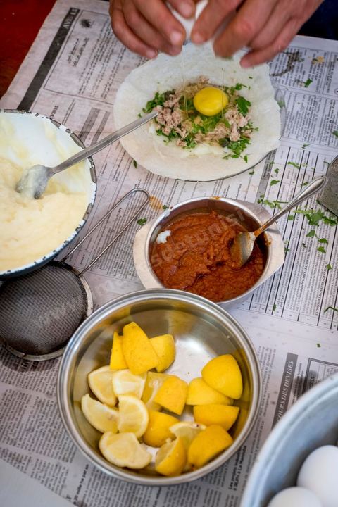 Préparation de la la brik traditionnelle de à Houmt Souk
