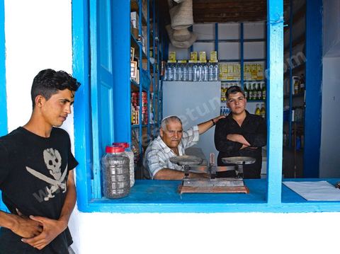 Epicerie dans le caravanserail de la synagogue de la Ghriba durant le pelerinage juif annuel au village de Erriadh ou Hara Sghira sur l'ile de djerba