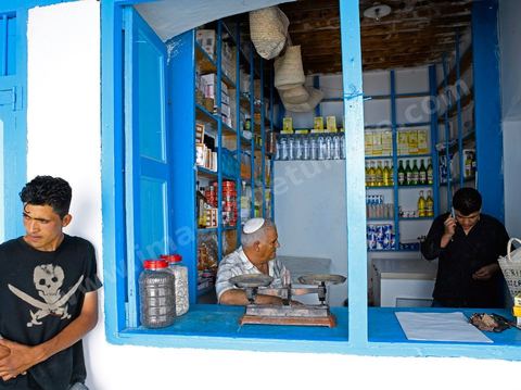Epicerie dans le caravanserail de la synagogue de la Ghriba durant le pelerinage juif annuel au village de Erriadh ou Hara Sghira sur l'ile de djerba