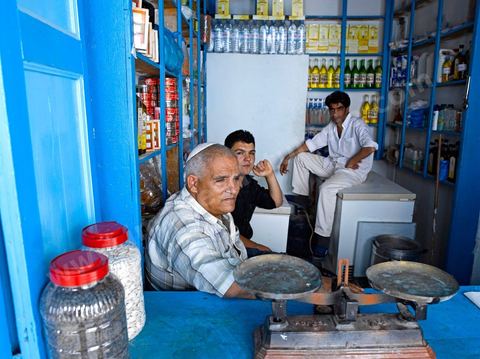 Epicerie dans le caravanserail de la synagogue de la Ghriba durant le pelerinage juif annuel au village de Erriadh ou Hara Sghira sur l'ile de djerba