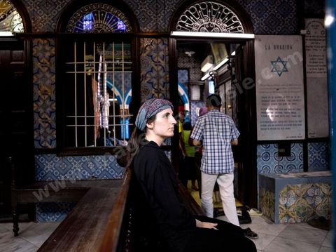 Pelerins juifs dansla synagogue de la Ghriba durant le pelerinage juif annuel au village de Erriadh ou Hara Sghira sur l'ile de djerba