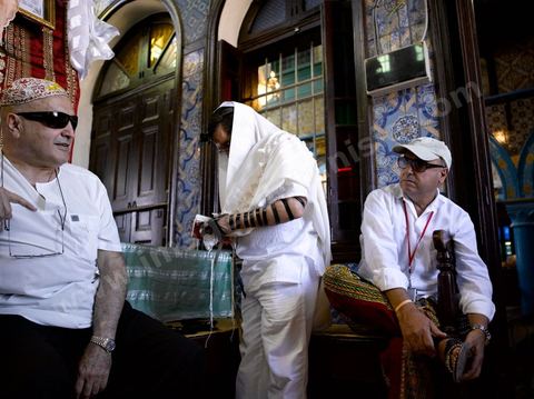 Pelerins juifs dansla synagogue de la Ghriba durant le pelerinage juif annuel au village de Erriadh ou Hara Sghira sur l'ile de djerba