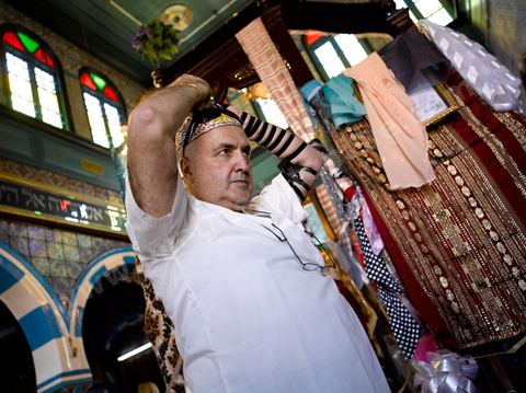 Pelerins juifs dansla synagogue de la Ghriba durant le pelerinage juif annuel au village de Erriadh ou Hara Sghira sur l'ile de djerba