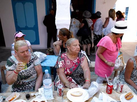 Déjeuner dasn le caravanserail de la synagogue de la Ghriba durant le pelerinage juif annuel au village de Erriadh ou Hara Sghira sur l'ile de djerba