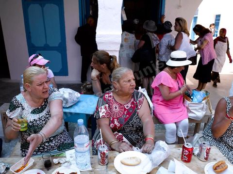 Déjeuner dasn le caravanserail de la synagogue de la Ghriba durant le pelerinage juif annuel au village de Erriadh ou Hara Sghira sur l'ile de djerba