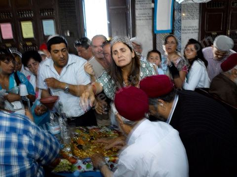 Scène avec pélerins et rabins dans la synagogue de la Ghriba durant le pelerinage juif annuel au village de Erriadh ou Hara Sghira sur l'ile de djerba