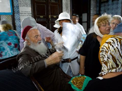 Scène avec pélerins et rabins dans la synagogue de la Ghriba durant le pelerinage juif annuel au village de Erriadh ou Hara Sghira sur l'ile de djerba
