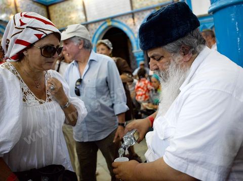 Scène avec pélerins et rabins dans la synagogue de la Ghriba durant le pelerinage juif annuel au village de Erriadh ou Hara Sghira sur l'ile de djerba