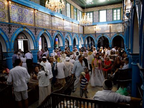 pelerins dans la synagogue de la Ghriba durant le pelerinage juif annuel au village de Erriadh ou Hara Sghira sur l'ile de djerba