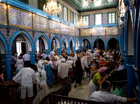 pelerins dans la synagogue de la Ghriba durant le pelerinage juif annuel au village de Erriadh ou Hara Sghira sur l'ile de djerba