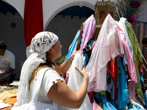 Procession aux foulards à la synagogue de la Ghriba durant le pelerinage juif annuel au village de Erriadh ou Hara Sghira sur l'ile de djerba