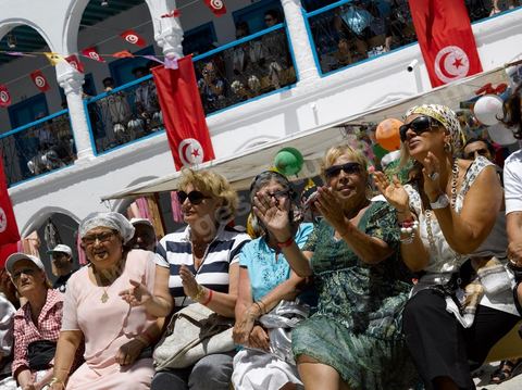 Femmes au spectacle dans le caravanserail de la synagogue de la Ghriba durant le pelerinage juif annuel au village de Erriadh ou Hara Sghira sur l'ile de djerba