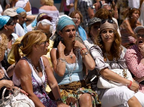 Femmes pendant les enchères dans le caravanserail de la synagogue de la Ghriba durant le pelerinage juif annuel au village de Erriadh ou Hara Sghira sur l'ile de djerba