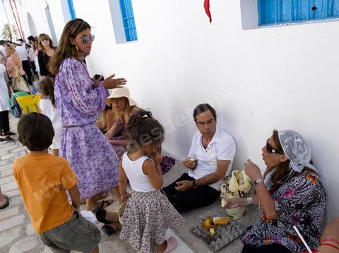 Famille mangeant devant la synagogue de la Ghriba durant le pelerinage juif annuel au village de Erriadh ou Hara Sghira sur l'ile de djerba