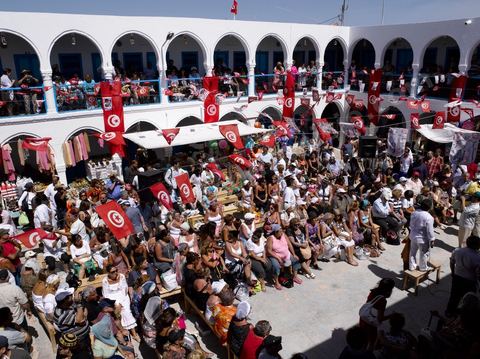 Cour du caravanserail pendant les enchères dans le caravanserail de la synagogue de la Ghriba durant le pelerinage juif annuel au village de Erriadh ou Hara Sghira sur l'ile de djerba