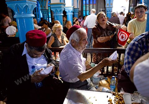 Scène de pélérins à l'intérieur de la synagogue de la Ghriba durant le pelerinage juif annuel au village de Erriadh ou Hara Sghira sur l'ile de djerba