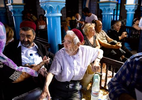 Scène de pélérins à l'intérieur de la synagogue de la Ghriba durant le pelerinage juif annuel au village de Erriadh ou Hara Sghira sur l'ile de djerba